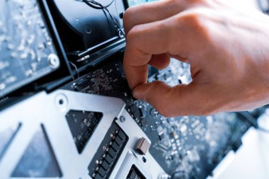 Anakart servisi. Teknoloji donanımı tamiri ve elektronik bilgisayar bakımı teknisyenden. pc ekipmanlarını destekle