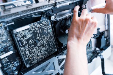 Bilgisayar makro mühendislik servisi. Elektronik donanım tamiri. İnsandan teknoloji bakım bilgisayarı