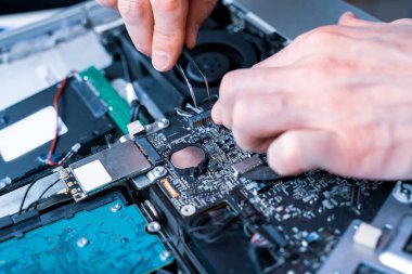 Bilgisayar çipi elektronik onarımı. Donanım mühendisi teknoloji bakımı. Erkek teknisyen bilgisayar servisi
