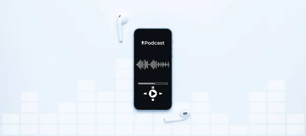 Podcast Musik Mobiltelefon Skärm Med Podcast Program Ljud Hörlurar Ljud — Stockfoto