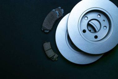 Araba servisi aletleri. Yeni metal araba parçası. Otomobil motoru yedek veya otomotiv parçası koyu arka planda izole edilmiş. Metin için alanı olan mekanik ekipman teknolojisi