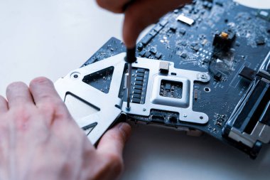 Bilgisayar servisi. Bilgisayar elektronik ekipmanlarının teknolojik onarımı. Teknisyen mühendis donanımın bakımını yapıyor.