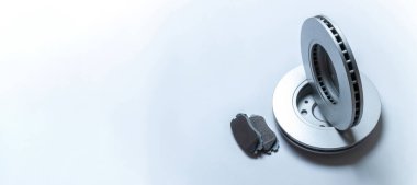 Araba parçaları. Yeni metal araba parçası. Otomobil motoru yedek veya otomotiv parçası beyaz arka planda izole edildi. Metin için alanı olan mekanik ekipman teknolojisi