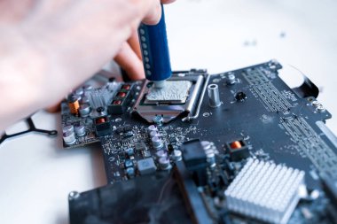 Bilgisayar çipi elektronik onarımı. Donanım mühendisi teknoloji bakımı. Erkek teknisyen bilgisayar servisi