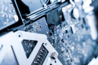 İnsan mühendisinden teknoloji bakım donanımı. Bilgisayarları tamir et. Elektronik teknisyen bilgisayar servisi