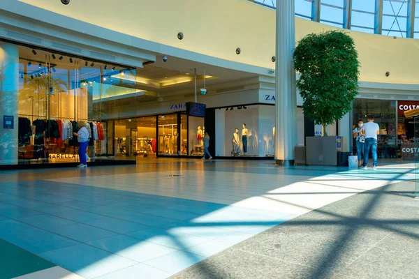 Katowice. Polonya 11 Mayıs 2021. İnsanlar Silesia City Center Katowice 'de vitrinlere bakıyor. Perakende mağazasının içi yumuşak odaklı. İnsanlar alışveriş merkezinden alışveriş yapıyorlar. Satış konsepti