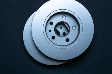 Kısmen izole. Yeni metal araba parçası. Otomobil motoru yedek veya otomotiv parçası siyah arka planda izole edildi. Metin için alanı olan mekanik ekipman teknolojisi