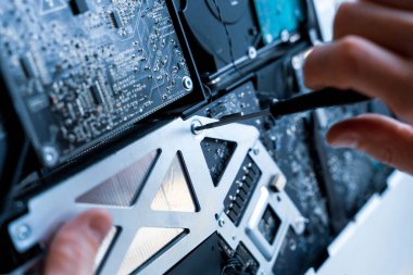 Anakart servisi. Teknoloji donanımı tamiri ve elektronik bilgisayar bakımı teknisyenden. pc ekipmanlarını destekle
