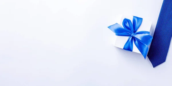 父亲的礼物白色盒子 有蝴蝶结 蓝色的领带或浅色背景的领带 父亲节贺卡的概念 文本复制空间 — 图库照片