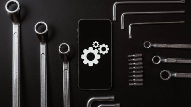 Telefon servisi. Telefon ve özel tamir aletleri olan teknisyen işyeri. Cep telefonu teknolojisi cihaz bakım mühendisi