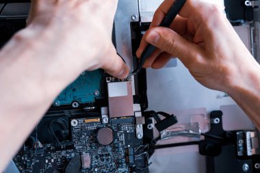 Bilgisayarları tamir et. İnsan mühendisinden teknoloji bakım donanımı. Elektronik teknisyen bilgisayar servisi