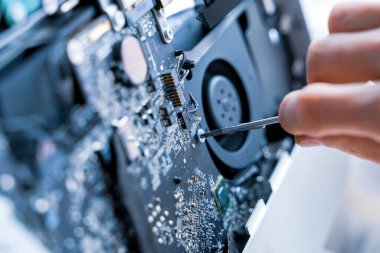 Bilgisayar servisi. Bilgisayar elektronik ekipmanlarının teknolojik onarımı. Teknisyen mühendis donanımın bakımını yapıyor.