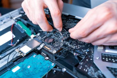 Bilgisayar ana kartı elektronik onarımı. Teknisyen mühendisten donanım servis teknolojisi. Bakım bilgisayar ekipmanları