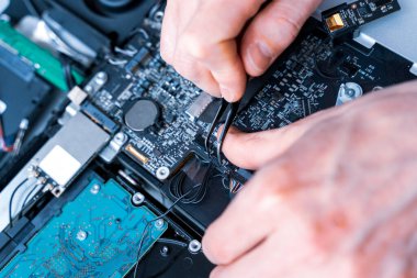 Bilgisayar çipi elektronik onarımı. Donanım mühendisi teknoloji bakımı. Erkek teknisyen bilgisayar servisi