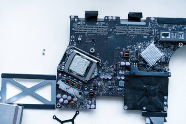 Bilgisayar ana kartı elektronik onarımı. Teknisyen mühendisten donanım servis teknolojisi. Bakım bilgisayar ekipmanları