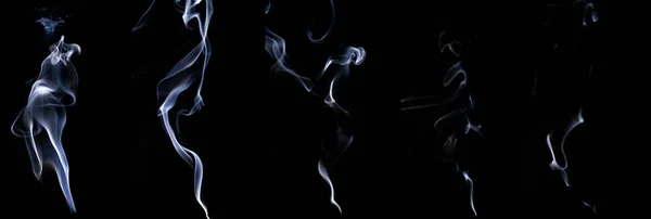 烟雾弥漫的蒸汽 模糊的白烟 抽象的雾群或在黑色背景上隔离的蒸汽雾云 蒸气在污染 蒸气烟 干冰中的流动 — 图库照片