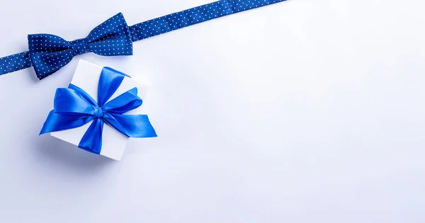 父亲的礼物白色盒子 有蝴蝶结 蓝色的领带或浅色背景的领带 父亲节贺卡的概念 文本复制空间 — 图库照片