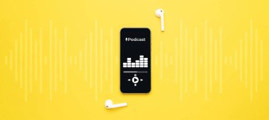Podcast müziği. Mobil akıllı telefon ekranı, podcast uygulaması, ses kulaklığı. Sarı arka planda radyo mikrofonlu ses. Kopya alanı ile medya müzik afişi yayınla