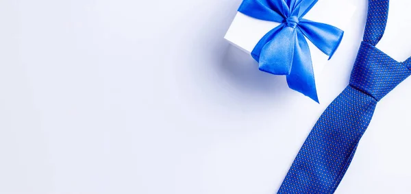 Dzień Ojca Prezentu Niebieska Muszka Lub Krawat Białe Pudełko Kokardką — Zdjęcie stockowe