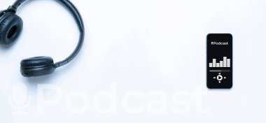 Podcast ses ekipmanı. Ses mikrofonu, ses kulaklığı, cep telefonu ekranında podcast uygulaması. Beyaz arkaplandaki ses kaydı. Canlı radyo oynatıcı model pankartı