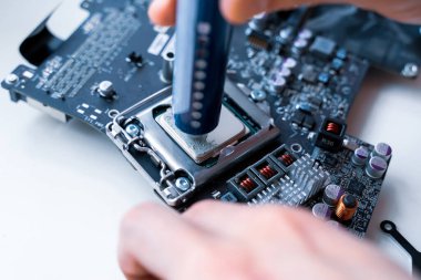 Bilgisayarları tamir et. İnsan mühendisinden teknoloji bakım donanımı. Elektronik teknisyen bilgisayar servisi