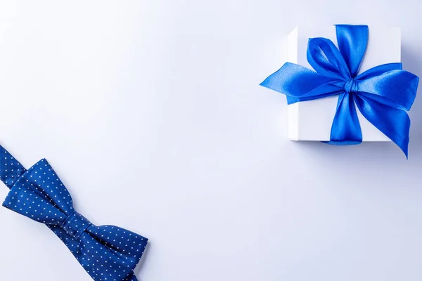 Δώρο Πατέρων Λευκό Κουτί Κορδέλα Φιόγκο Μπλε Παπιγιόν Γραβάτα Ανοιχτό — Φωτογραφία Αρχείου