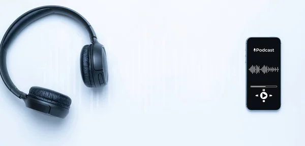 Podcast Musik Mobiltelefon Skärm Med Podcast Program Ljud Hörlurar Ljud — Stockfoto