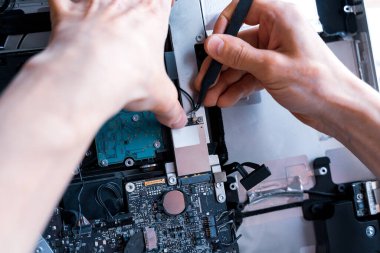 Donanım mühendisi teknoloji bakımı. Bilgisayar çipi elektronik onarımı. Erkek teknisyen bilgisayar servisi