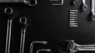 İnşaat aletleri. Ev tamiratı için bir donanım seti. Koyu arka planda ev yapımı için metal anahtarlar. Marangoz masasında çalışıyor. Ahşap endüstrisi düz konsept