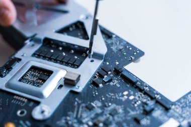 Çözüm hizmetleri elektronik donanım. Mühendis teknisyen, dijital bilgisayarı güncelle ve onar. Teknoloji çipi teçhizatı