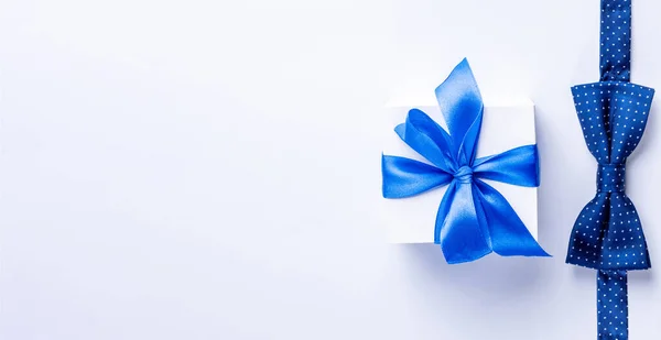 父亲节礼物 蓝色的领结或领带 白色的盒子 带蝴蝶结 浅色背景 快乐关爱家庭和父亲节的理念 — 图库照片