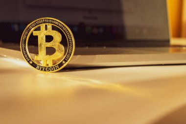 Bitcoin cüzdanı. Altın Para Sanal Kripto Para ya da Engelleme Teknolojisi. Siyah arka planda Altın Kripto para birimi BTC Bitcoin. Sanal varlıklara yatırım, Boğa Piyasası eğilimi kavramı
