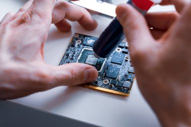 Çözüm hizmetleri elektronik donanım. Mühendis teknisyen, dijital bilgisayarı güncelle ve onar. Teknoloji çipi teçhizatı