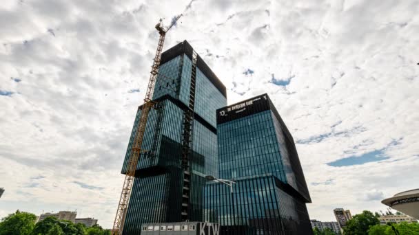 Katowice, Polonia - 29 de mayo de 2021: Edificio característico en la plaza del mercado. Timelapse. Movimiento nuboso de Katowice, Silesia, Polonia — Vídeos de Stock