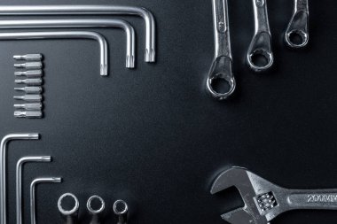 Metal aletler. Ev tamiratı için metal anahtarlar. Karanlık arka planda inşaat için bir donanım seti. Kopya alanı bakım kavramına sahip inşa aracı