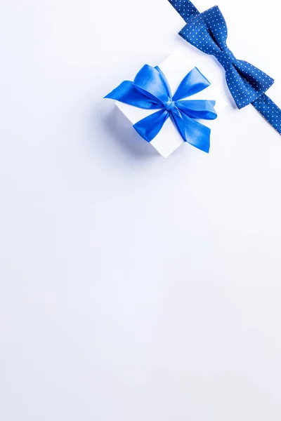 Cadeau Vaderdag Blauwe Vlinderdas Stropdas Witte Doos Met Striklint Lichte — Stockfoto