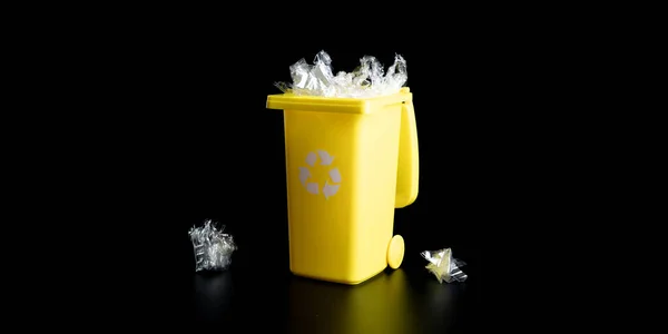 Plastikmüll Recyceln Behälter Für Die Entsorgung Von Müll Und Schonen — Stockfoto