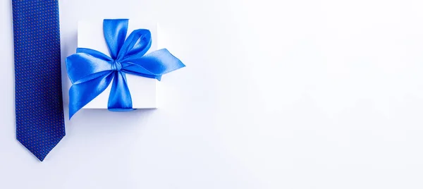 父亲节礼物 蓝色的领结或领带 白色的盒子 带蝴蝶结 浅色背景 快乐关爱家庭和父亲节的理念 — 图库照片