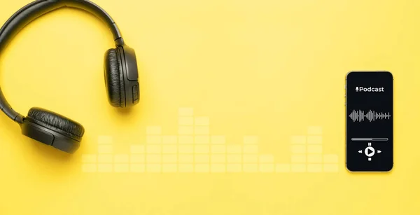 Icono del podcast. Equipo de audio con micrófono, auriculares de sonido, aplicación de podcast en la pantalla del teléfono inteligente móvil. Grabación de radio voz de sonido sobre fondo amarillo. Broadcast media music concept. —  Fotos de Stock