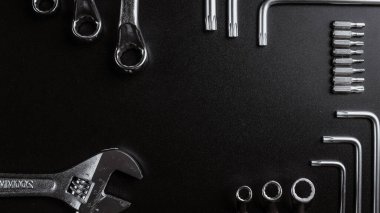 Metal aletler. Ev tamiratı için metal anahtarlar. Karanlık arka planda inşaat için bir donanım seti. Kopya alanı bakım kavramına sahip inşa aracı.