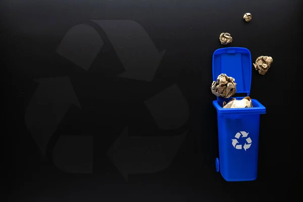 Papiermüll Recyceln Blauer Mülleimer Zum Recyceln Von Papiermüll Auf Schwarzem — Stockfoto