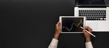 Eski ticaret. Dijital ekranda yatırım teknolojisi uygulaması. Satmak, satın almak ve kâr payı istatistiklerini analiz etmek için mali başvuru. Yatırım stratejisi düz pankart