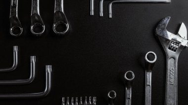 Metal aletler. Ev tamiratı için metal anahtarlar. Karanlık arka planda inşaat için bir donanım seti. Kopya alanı bakım kavramına sahip inşa aracı