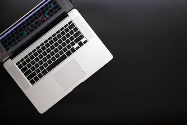 Çevrimiçi başarı. Satmak, satın almak ve kâr payı istatistiklerini analiz etmek için mali başvuru. Dijital ekranda yatırım teknolojisi uygulaması. Veri analiz arkaplanı