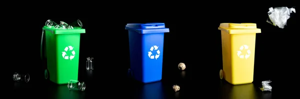 リサイクルセットゴミ プラスチック ガラスをリサイクルするための黄色 青のゴミ箱は 黒の背景に隔離されたゴミをすることができます ごみの処理と環境の保全のためのビン容器 — ストック写真