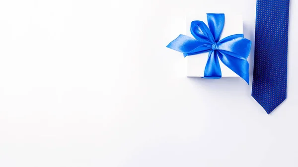 给爸爸的礼物蓝色的领结或领带 白色的盒子 带蝴蝶结 浅色背景 快乐关爱家庭和父亲节的理念 — 图库照片