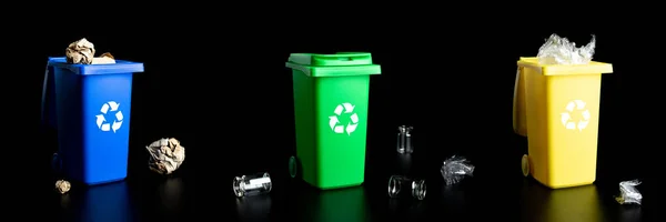 ゴミ箱セット プラスチック ガラスをリサイクルするための黄色 青のゴミ箱は 黒の背景に隔離されたゴミをすることができます 廃棄物処理容器と環境保全 — ストック写真