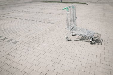 Alışveriş kartı. Süpermarketin otoparkında boş alışveriş arabası. Alışveriş merkezi market tüketicisi konsepti