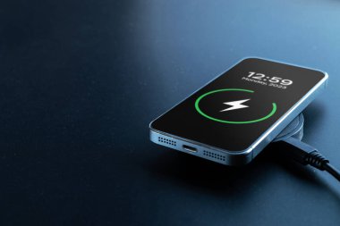 Telefon şarjı. Cep telefonunun şarj pili kablosuz akıllı şarjdan. Modern teknoloji, taşınabilir hızlı şarj cihazı.