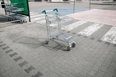 Tramvay süpermarketi. Süpermarketin otoparkında boş alışveriş arabası. Alışveriş merkezi market tüketicisi konsepti